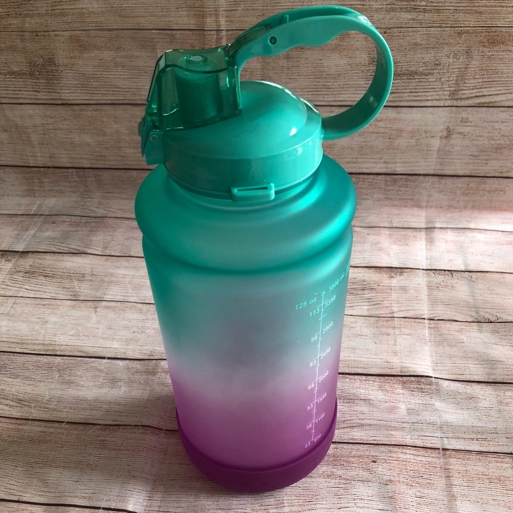 Motivational BPA Free Leakproof Water Bottle 1 Gallon/128 OZ Anti slip Cover